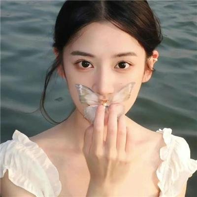 她比烟花寂寞